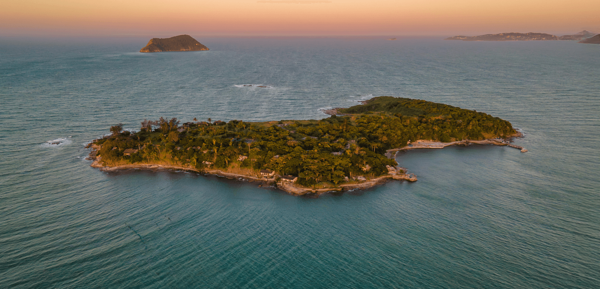 Vista aérea da Ilha Rasa ao entardecer